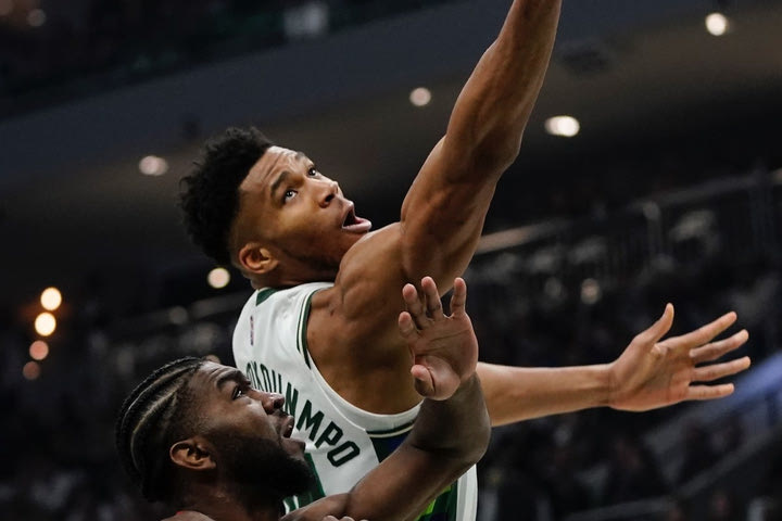 Γράφει ιστορία ο Γιάννης, πρώτος σκόρερ στα playoffs στην ιστορία των Μπακς