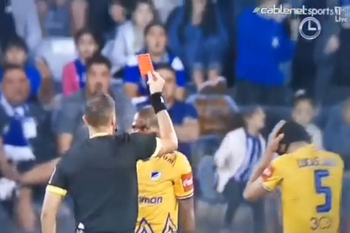 Απίστευτο! Ο ΑΠΟΕΛ δέχθηκε 4 κόκκινες στο ντέρμπι με την Ανόρθωση για το Κύπελλο Κύπρου