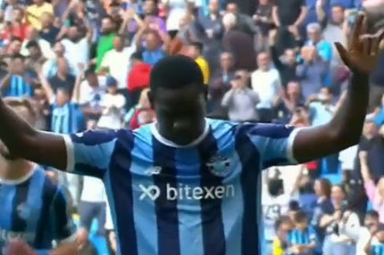 Ο Μπαλοτέλι σκόραρε και αφιέρωσε τον πανηγυρισμό του στον Αγκουέρο