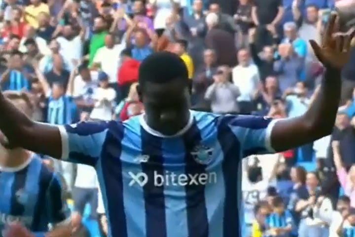 Ο Μπαλοτέλι σκόραρε και αφιέρωσε τον πανηγυρισμό του στον Αγκουέρο