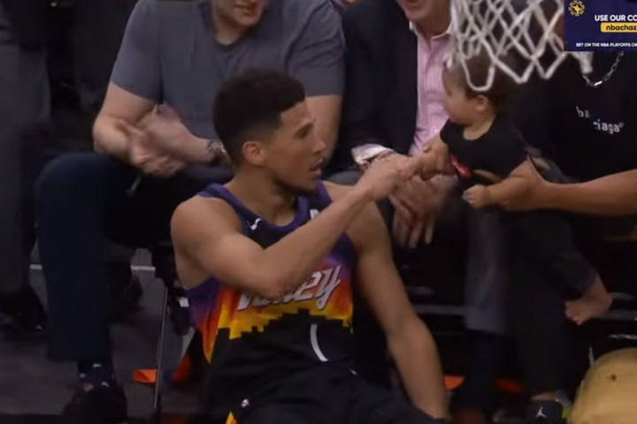 NBA: Απολαυστικός Μπούκερ, ευστόχησε σε buzzer-beater και μετά έκανε… fist bump με ένα μωρό