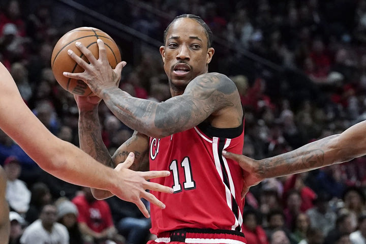 NBA, τα αποτελέσματα της βραδιάς: Μυθικός ΝτεΡόζαν σκότωσε με 50αρα τους Κλίπερς στην παράταση