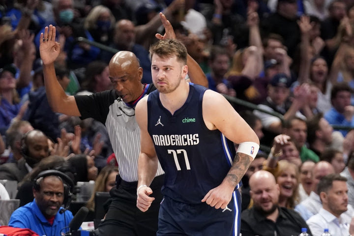 NBA: Ντόντσιτς και Μάβερικς ποδοπάτησαν τους Μπλέιζερς