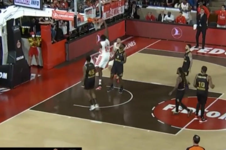 Μονακό – Ολυμπιακός: Το εντυπωσιακό κάρφωμα του Φαλ στο πρώτο δεκάλεπτο