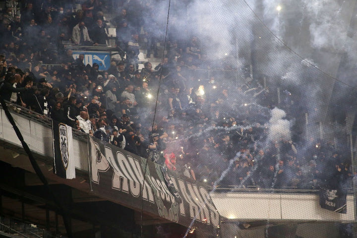 Μαρσέιγ – ΠΑΟΚ: Ανταλλαγή φωτοβολίδων στις εξέδρες πριν από την έναρξη του αγώνα