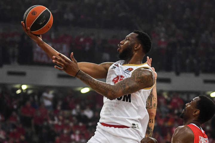 Ο Ντόντα Χολ στο SPORT24: “Ο Μάικ Τζέιμς προσέχει εμάς κι εμείς εκείνον”