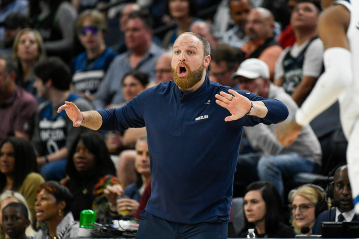 NBA, έξαλλος ο προπονητής των Γκρίζλις με τους διαιτητές: “Είναι ντροπιαστικό”