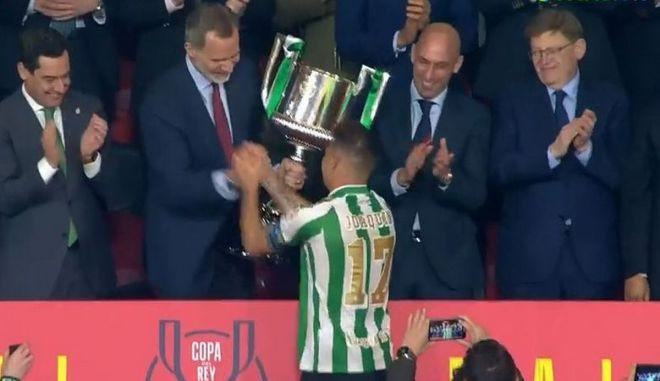 Ο Χοακίν παραλαμβάνει το τρόπαιο του Copa del Rey