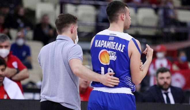 Ο τραυματισμός του Ζώη Καράμπελα στο παιχνίδι με τον Ολυμπιακό στο ΣΕΦ