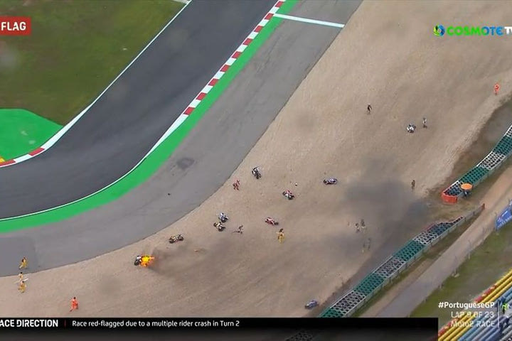 Τρομερή καραμπόλα στο Moto 2, πήρε φωτιά μοτοσικλέτα