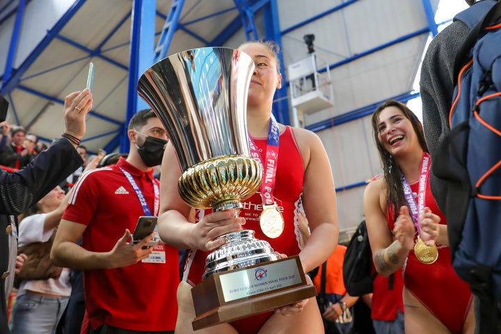 Ολυμπιακός πόλο γυναικών: Έσπασε η κούπα την ώρα των πανηγυρισμών