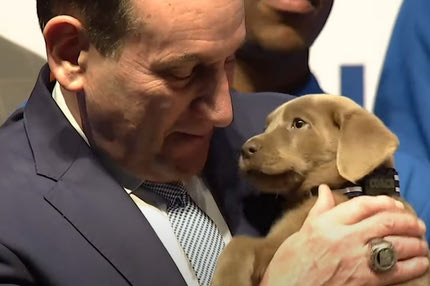 Μάικ Σιζέφσκι: Το Ντιούκ του έκανε δώρο συνταξιοδότησης ένα κουτάβι