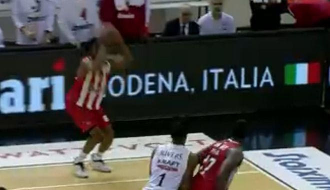 Το buzzer beater του ΜακΚίσικ στο τέλος του ημιχρόνου