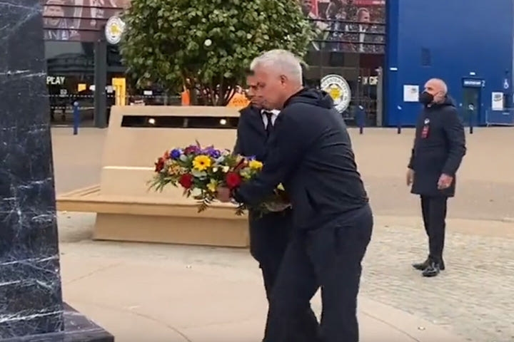 Λέστερ – Ρόμα: Ο Μουρίνιο κατέθεσε στεφάνι στο μνημείο του πρώην ιδιοκτήτη των Άγγλων
