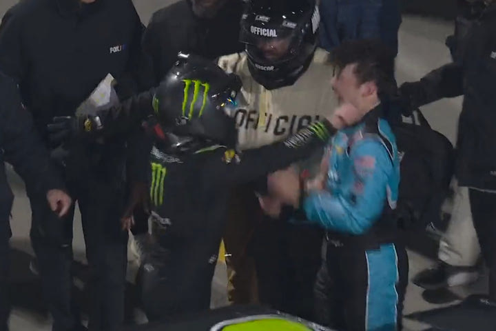 Έπεσε ξύλο σε αγώνα NASCAR, ο Γκιμπς γρονθοκόπησε τον Μέιερ