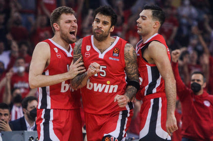 Γιώργος Πρίντεζης: Το ευρωπαϊκό μπάσκετ υποκλίθηκε στον αρχηγό του Ολυμπιακού για την απόσυρσή του