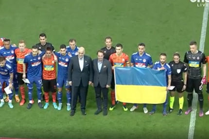 Ολυμπιακός – Σαχτάρ: Αγκαλιασμένοι οι παίκτες των δύο ομάδων έστειλαν μήνυμα ειρήνης