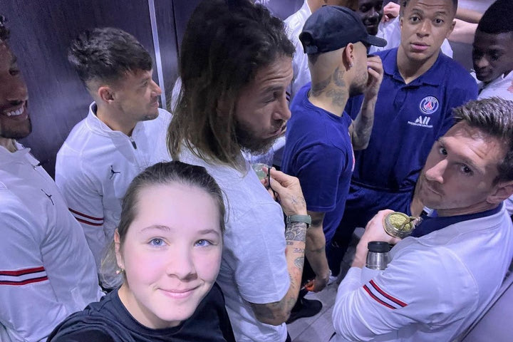 Νεαρή γκολφέρ έβγαλε επική selfie σε ασανσέρ με Μέσι, Εμπαπέ και Σέρχιο Ράμος