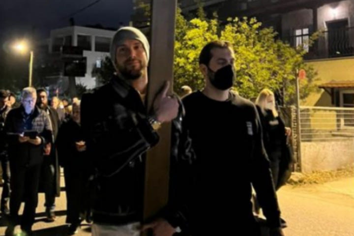 ΠΑΟΚ: Ο Πασχαλάκης κράτησε τον σταυρό στην περιφορά του επιταφίου