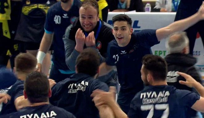 Η απονομή του τροπαίου στην Πυλαία