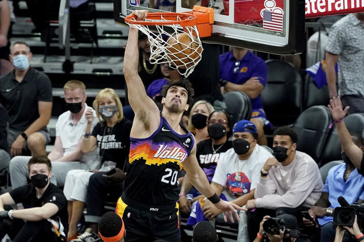 NBA, Σάριτς: “Είμαι εκτός για την σεζόν, αλλά αν οι Σανς με χρειαστούν στα playoffs ίσως παίξω”