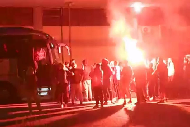 Θερμή υποδοχή στο ΣΕΦ από οπαδούς του Ολυμπιακού