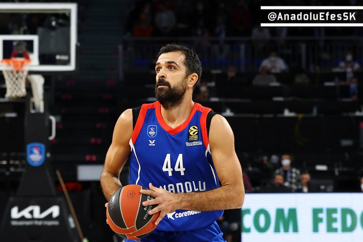 Η βαθμολογία της EuroLeague μετά από την νίκη της Εφές επί της Μπάγερν και το πρώτο ζευγάρι των playoffs