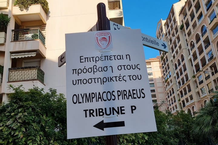 Αποστολή στο Μονακό: Ταμπέλα στα ελληνικά καθοδηγεί τον κόσμο του Ολυμπιακού για το γήπεδο