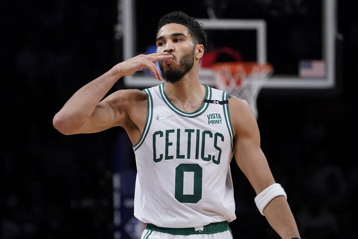 Το κρεσέντο του Τέιτουμ στην 4η περίοδο του Game 6 με τους Μπακς