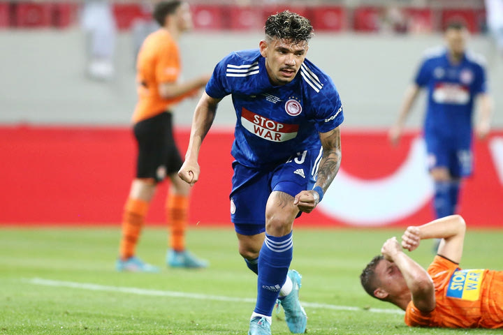 Ολυμπιακός – Σαχτάρ 1-0: Ο Τικίνιο έδωσε τη νίκη σε φιλικό αντιπολεμικών μηνυμάτων και ευκαιριών
