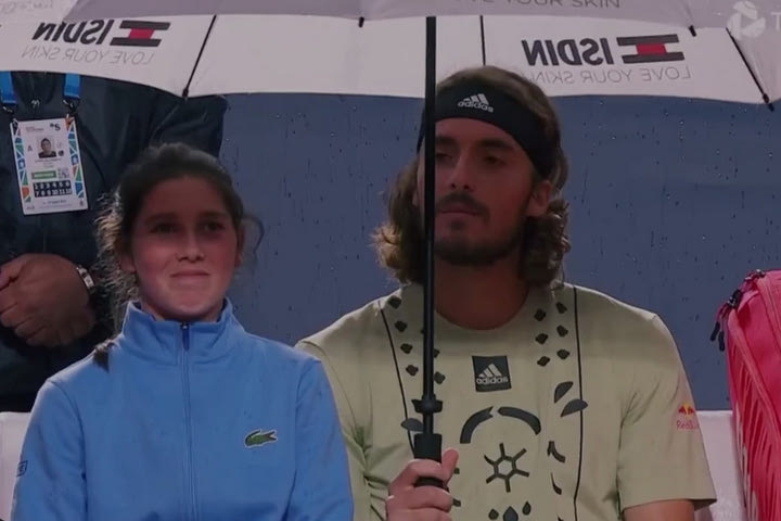 Τσιτσιπάς: Κρατούσε την ομπρέλα στο ball girl για να μην βρέχεται