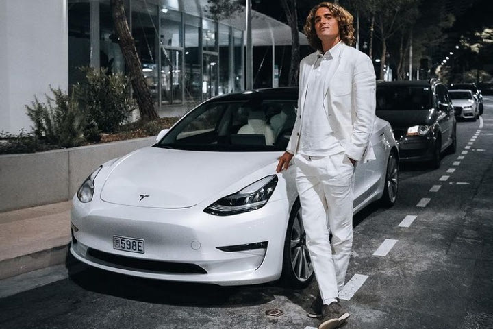 Γιατί ο Τσιτσιπάς οδηγεί Tesla; Δείτε τι απαντήσατε στο poll του SPORT24