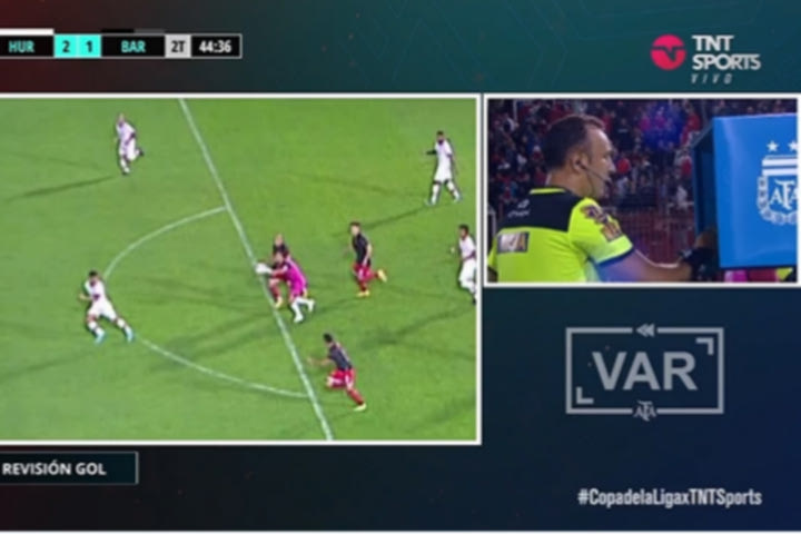 Ακυρώθηκε γκολ με VAR επειδή ο τερματοφύλακας έπαιξε τη μπάλα με το χέρι εκτός περιοχής και στη συνέχεια δέχτηκε γκολ-φάουλ