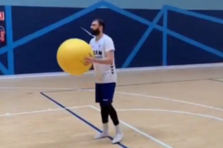 Ο Βασιλειάδης αποδέχθηκε το challenge της Μούρθια και σκόραρε με κάθε πιθανό και απίθανο αντικείμενο