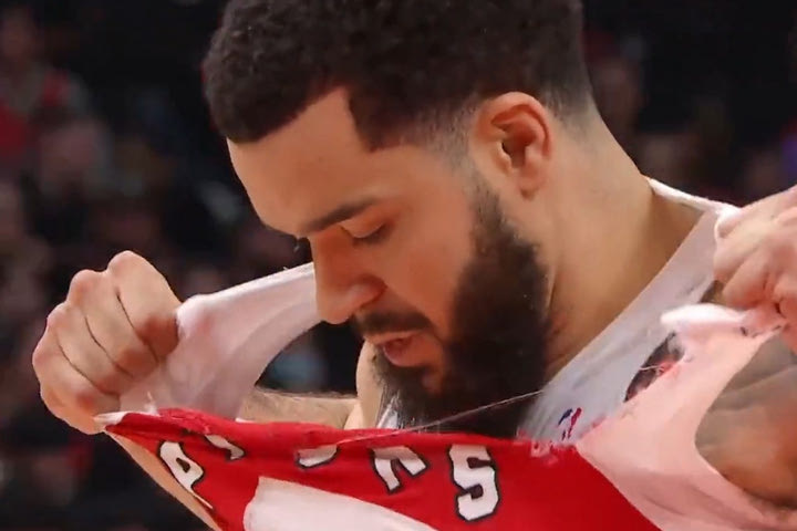 NBA: Ο Φρεντ ΒανΒλίτ έσκισε τη φανέλα του στο Ράπτορς – Σίξερς