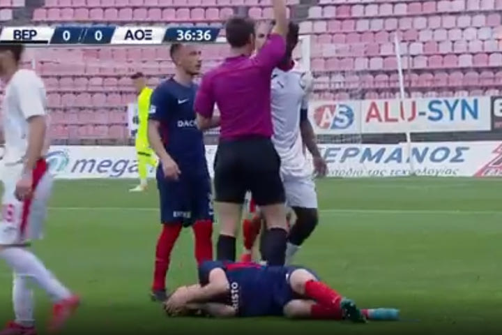 Βέροια – Ξάνθη: Αποβλήθηκε με κόκκινη ο Αλί Μπαμπά στο 37′, ένταση μεταξύ των παικτών