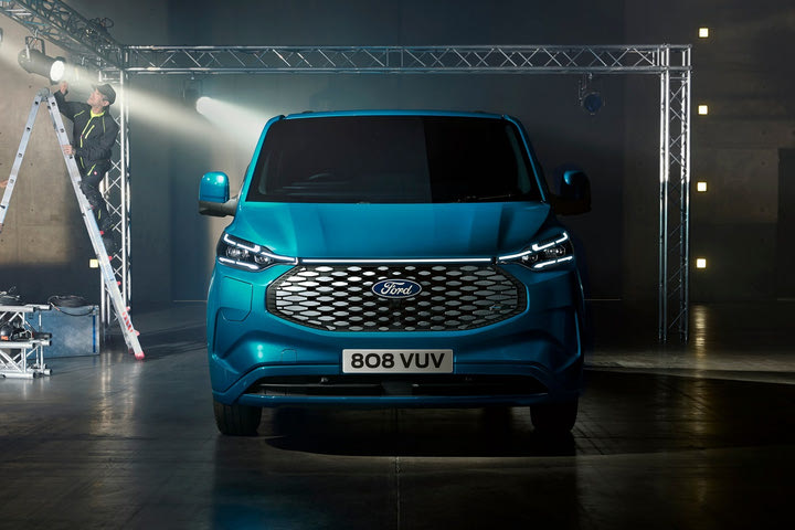 Η Ford αποκαλύπτει το εντελώς νέο, πλήρως ηλεκτρικό E-Transit Custom