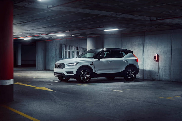 Ένα στα τρία καινούρια Volvo μπαίνουν στην πρίζα