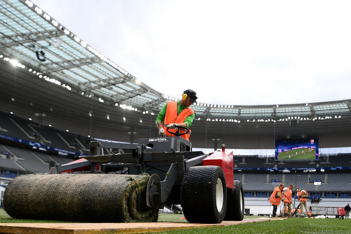 Champions League: Μεγάλη επιχείρηση για την αλλαγή χλοοτάπητα στο Σταντ ντε Φρανς πριν από τον τελικό