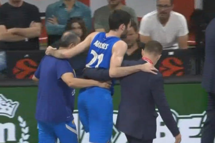 Final Four 2022, Μπαρτσελόνα: O Αμπρίνες αποχώρησε υποβασταζόμενος από το παρκέ αλλά επέστρεψε