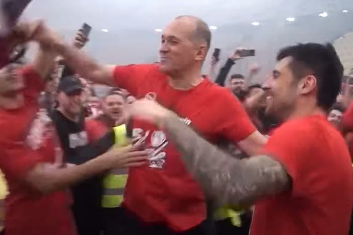 Η αποθέωση των παικτών και των Προέδρων από τον κόσμο του Ολυμπιακού