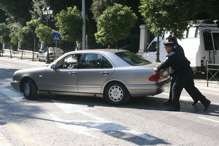 Τέσσερα αυτοκίνητα κατά μέσο όρο μένουν από βενζίνη κάθε μέρα στην Αθήνα