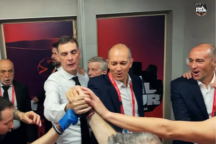 Final Four 2022, Ολυμπιακός: Η ομιλία του Μπαρτζώκα στους παίκτες μετά το ματς με την Μπαρτσελόνα και το “ζντο” με τους αδελφούς Αγγελόπουλους