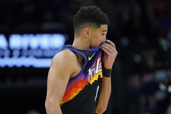 NBA: Γνωστός δημοσιογράφος μπέρδεψε τους Ντέβιν Μπούκερ και πήρε την απάντησή του