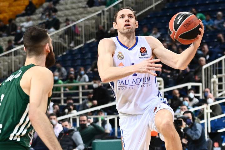 Ρεάλ Μαδρίτης: Ο Φαμπιάν Κοζέρ υποκλίθηκε στους οπαδούς του Παναθηναϊκού και του Ολυμπιακού