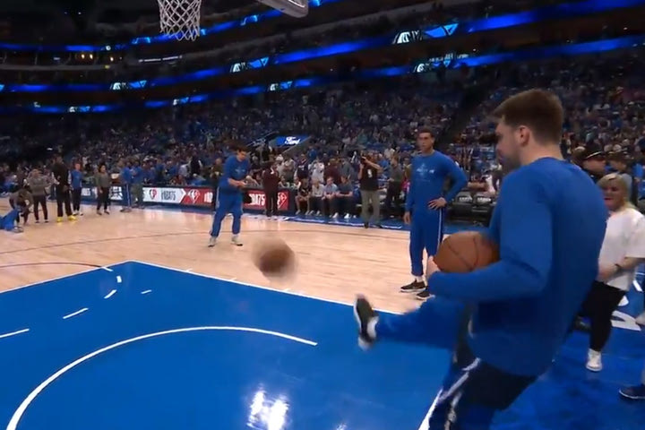 NBA, Ντάλας Μάβερικς: Ο Λούκα Ντόντσιτς κι οι συμπαίκτες του το ριξαν στο ποδόσφαιρο πριν από το Game 4