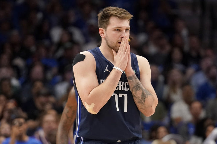 NBA: Ο Ντόντσιτς ισορροπεί επικίνδυνα ανάμεσα στον ρόλο του εκτελεστή και του δημιουργού κόντρα στους Σανς