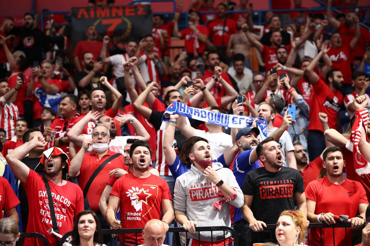 Final Four 2022, Ολυμπιακός: Δύο φίλαθλοι της Εφές μέσα στους ερυθρόλευκους οπαδούς