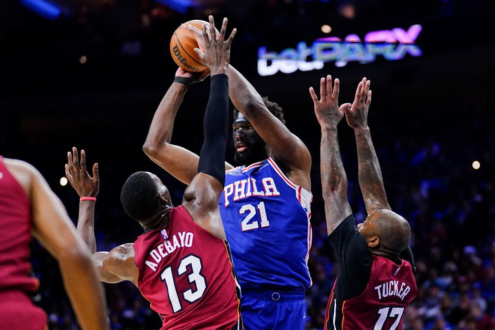 NBA, Σίξερς – Χιτ 99-79: Ο μασκοφόρος Εμπίντ ενέπνευσε την Φιλαντέλφεια, που έμεινε ζωντανή