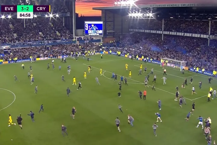 Το γκολ του Κάλβερτ-Λιούιν για το 3-2 της Έβερτον και η εισβολή των οπαδών